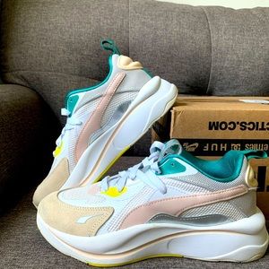 Women’s sz 7.5 Puma RS-Curve multi casual shoe
